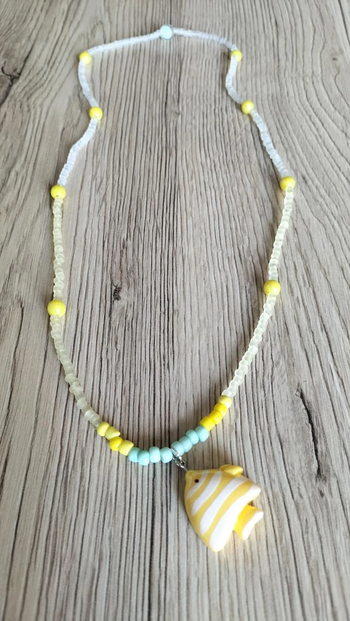 Collier à perles avec charm poisson rayé